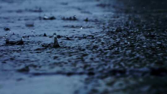 暴雨地面雨滴水滴雨季梅雨视频素材模板下载