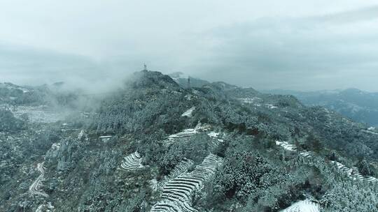 山林雪景