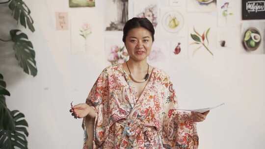 女人解释关于绘画