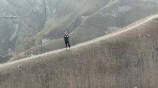 高椅岭刀背山顶无人机航拍男人站在山脊悬崖