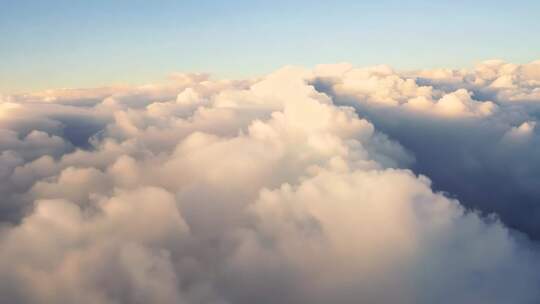 高空俯瞰云海，广阔云层的壮丽景象