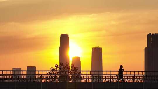 万家丽广场楼顶日落夕阳打卡