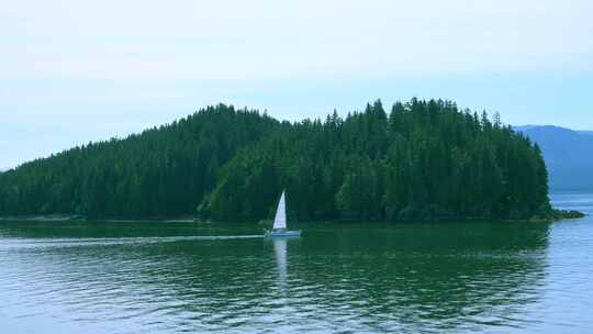 帆船在湖上航行。背景是小岛。
