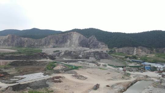 挖山开发矿采挖掘机运土机挖矿山体4K航拍