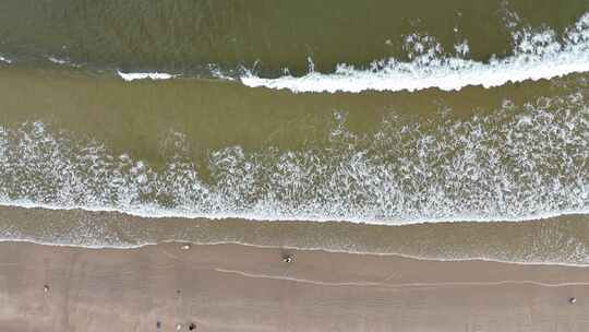 海浪拍打沙滩沙滩游泳游客航拍