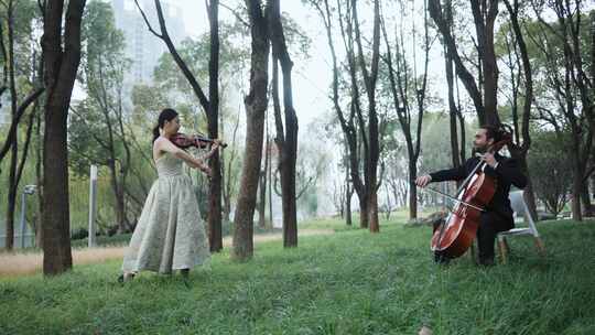 美女小提琴和外国人大提琴合奏