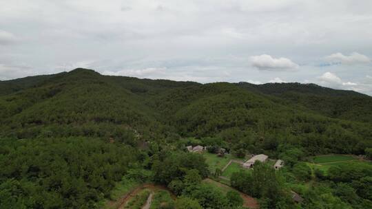 大山中的村庄房屋