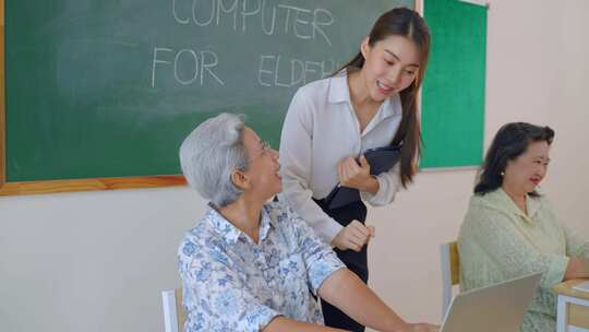 亚洲女教师在学校课堂上教成熟的学生。