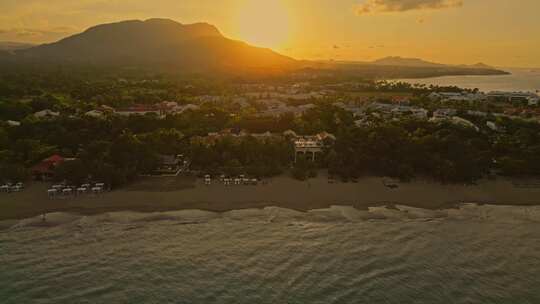 普拉塔港原始白色沙滩上的黄金小时日落。卡萨殖民海滩和水疗中心