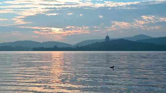 立冬早晨杭州西湖水面游船与雷峰塔水墨画