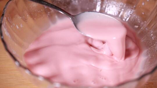 甜品饮料草莓牛奶