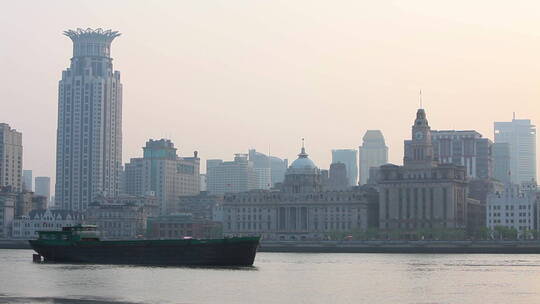 上海珠江上行驶船