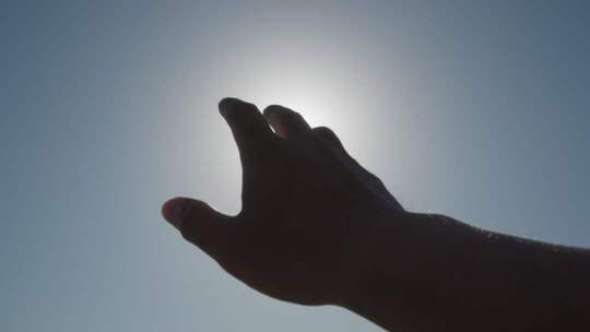 手触摸太阳祈求希望加油打气明天更好