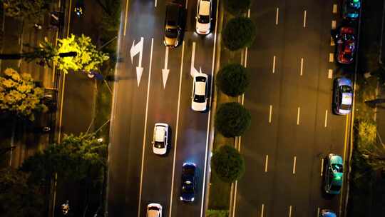 俯视繁忙的车辆车流夜景航拍