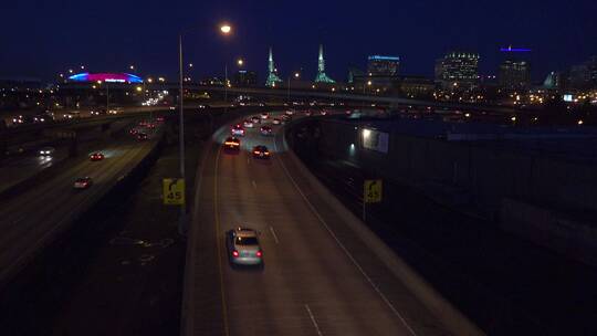 波特兰市高速公路夜间的交通