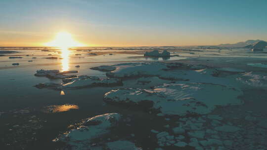 海洋上空的南极日落。航拍。