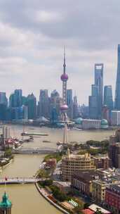 上海城市陆家嘴区与黄浦江中国鸟瞰垂直视频
