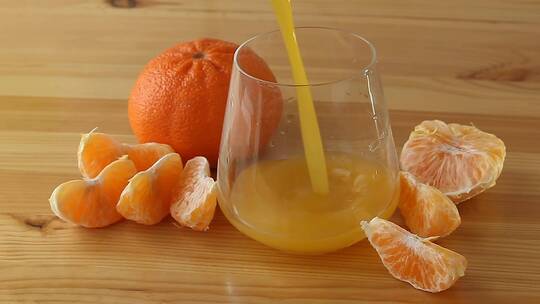 透明玻璃鲜榨橘子汁视频素材模板下载