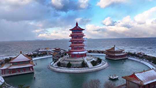 4K航拍烟台海边古建筑阁楼大海海鸥雪景