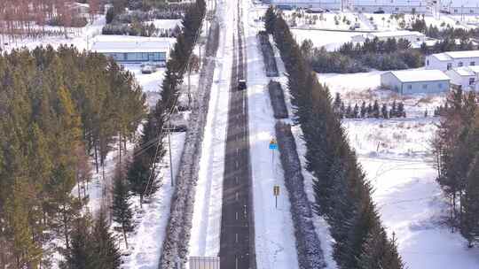 被雪覆盖的道路及周边村庄景象