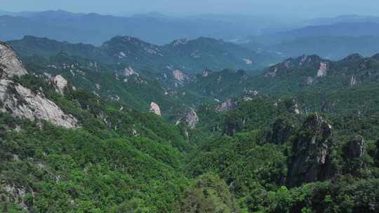 河南伏牛山山脉平顶山尧山层峦叠嶂的山峰