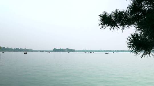 北京颐和园昆明湖上的游船