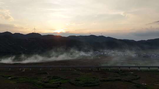 田野夕阳下的高铁动车