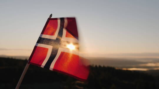 挪威的旗帜在风中飘扬