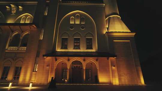 信徒夜间在大清真寺庭院行走的三脚架照片