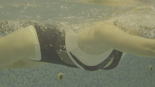 升格游泳女视频素材模板下载