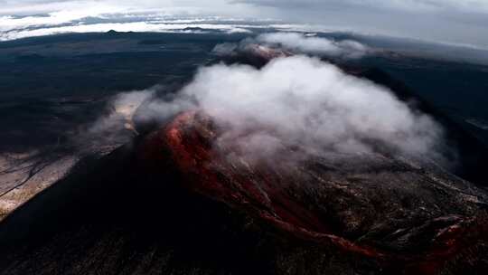 火山上空的白云