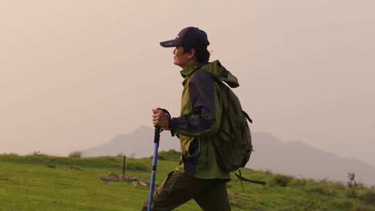 徒步旅行者在户外持登山杖行走