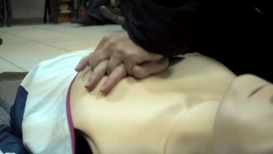 人工呼吸教学与心肺复苏假人视频素材模板下载