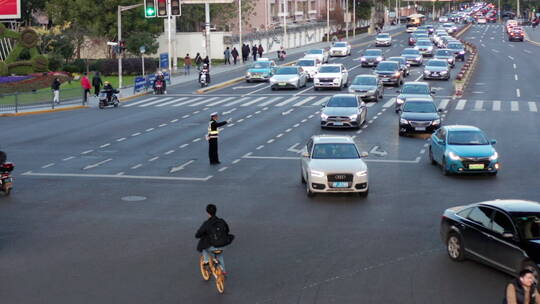 城市马路交警指挥车流