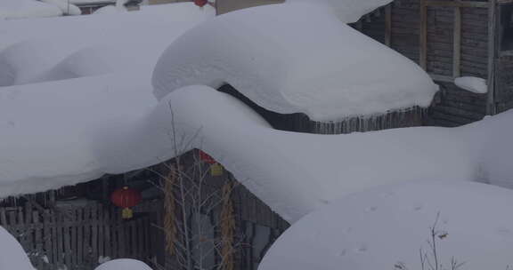 积雪覆盖屋顶的乡村雪景