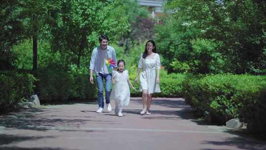 草地上的一家人 温馨一家人