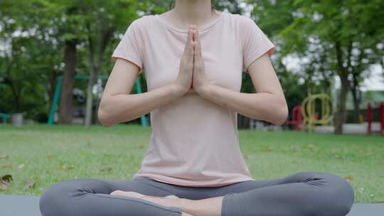 练瑜伽瘦身塑形健康的生活方式