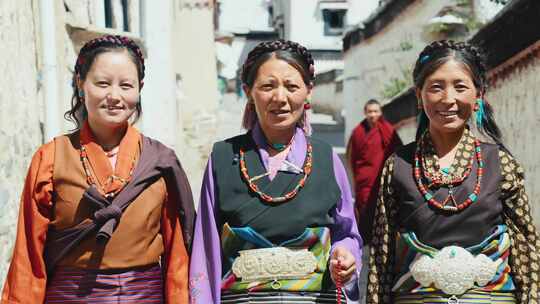 西藏藏族人民妇女行走微笑扎什伦布寺