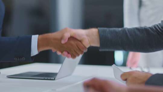 商务人士会议室握手达成合作协议特写镜头