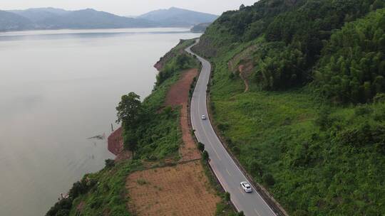 行驶河边公路车辆航拍