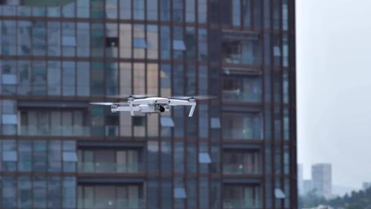 无人驾驶飞机在城市的天空中飞行视频素材模板下载