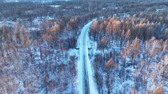 夕阳洒在林海雪原公路上