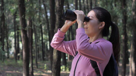 亚洲中国人女人树林旅游漫步拍照对话看风景