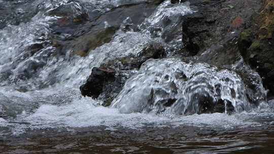 大山里的小溪河流石头水花唯美生态慢镜头视频素材模板下载