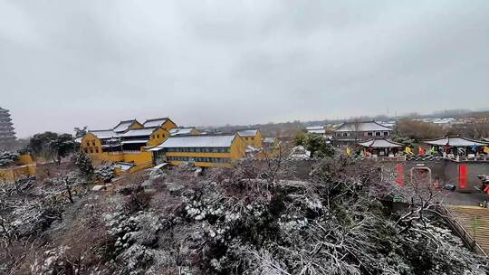 穿越机航拍扬州瘦西湖大明寺观音山雪景空景