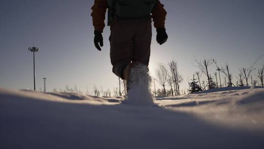 雪原中努力向前走