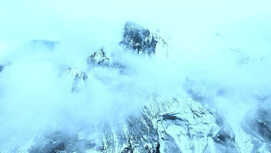 云雾缭绕的雪山自然风光全景