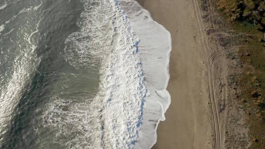 航拍海浪冲击着海岸