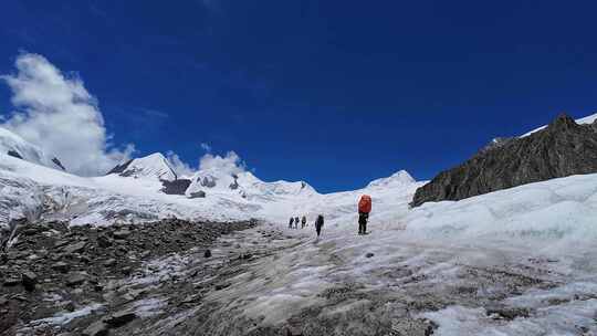 攀登四川第二高峰中山峰的登山队徒步冰塔林