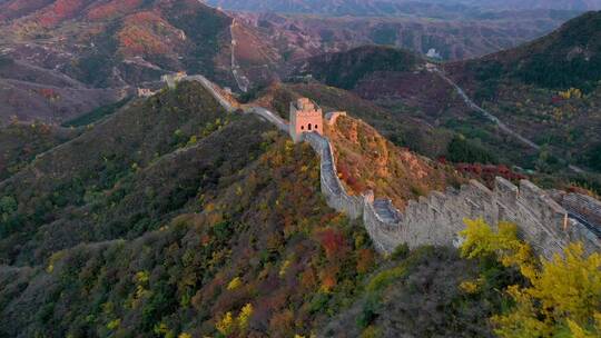 长城秋季景色航拍美丽的阳光照射色彩丰富视频素材模板下载